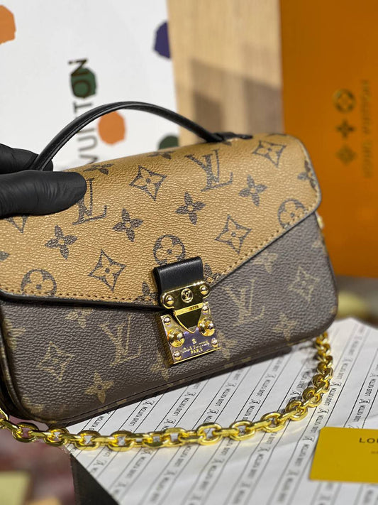 Louis Vuitton
Sac bandoulière en toile Metis East West