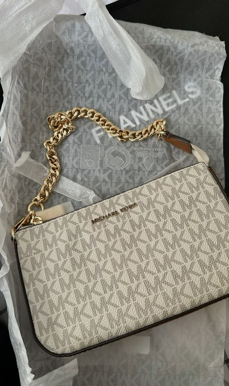 Michael Kors Outlet
Sac à bandoulière Jet Set de taille moyenne en cuir Saffiano