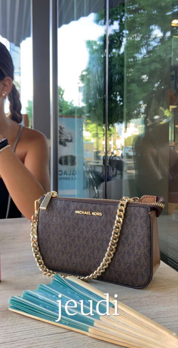 Michael Kors Outlet
Sac à bandoulière Jet Set de taille moyenne en cuir Saffiano